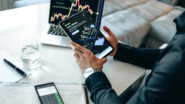 Comment un jeu de survie peut-il intégrer des éléments de météorologie pour enrichir le gameplay ?